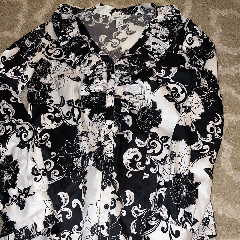 White House Black Market Women's Black and White Floral Top size 4